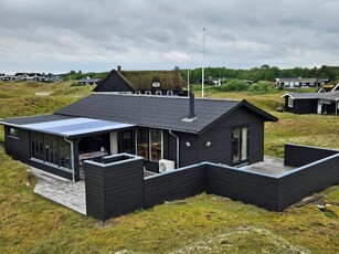 Dejligt sommerhus med udekøkken og stort terrassemiljø