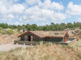 Nybygget sommerhus i klassisk stil på stor, ugeneret klitgrund