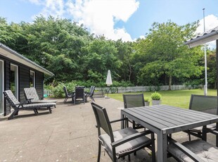 Hyggeligt sommerhus med carport, stor terrasse og herlig have