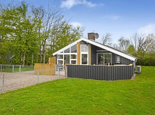 Klassisk træsommerhus på lukket vej nær surfstranden i Bork Havn