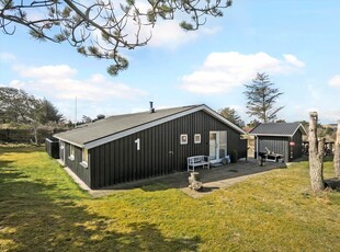 Lyst og charmerende sommerhus på stor naturgrund