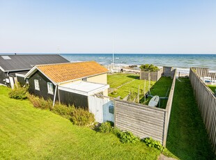 HYGGELIGT SOMMERHUS I 1. RÆKKE TIL VANDET