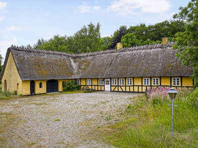 BINDINGSVÆRKSIDYL PÅ STOR OG UGENERET GRUND I NATURSKØNNE OMGIVELSER ! Her får du en super charmerende og så godt som indflytningsklart villa med alt hvad du ønsker.