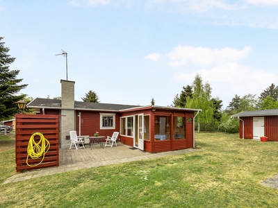 På en skøn og naturrig beliggenhed ved Grevinge Lammefjord i Odsherred skal I sætte knappenålshovedet i et grønt og frodigt sommerhuskvarter omgivet af marker langs alle fire verdenshjørner. Et klassisk træsommerhus