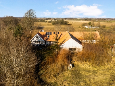 Velkommen til Skovbrynet 18, der ligger i de skønneste omgivelser tæt på naturen og grønne åndehuller, som adressen ligeledes antyder. Her kommer I til at bo under den store, åbne himmel med udsigt over endeløse marker til alle sider.