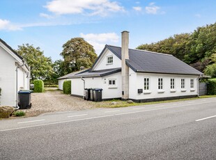 VELHOLDT VILLA MED STORT UDHUS OG MARKER I BAGHAVEN