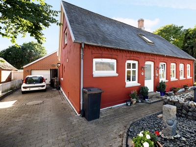 CHARMENDE LANDSBYVILLA MED GOD GARAGE