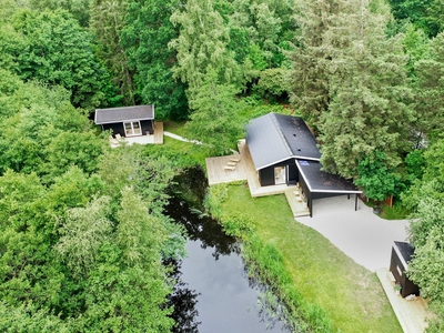 MODERNE SOMMERHUS PÅ UNIK GRUND MED SKOV OG SØ