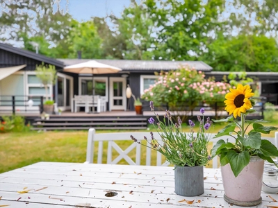 Skønt sommerhus med fantastisk terrasser, kun 100 m fra Kattegat