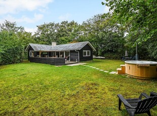 Dejligt sommerhus med sydvendt terrasse på stor, grøn grund