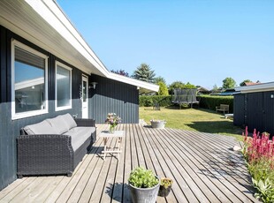 Hyggeligt sommerhus tæt på Skåstrup Strand – perfekt til afslappede feriedage