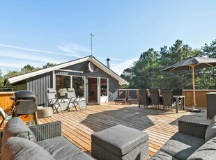 Hyggeligt træhus med skøn atmosfære og stor, ny terrasse