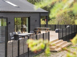 Nybygget sommerhus med ugeneret terrasse og dejlig, kuperet grund