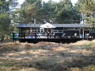 Skønt sommerhus med dejlig terrasse, beliggende kun 300 m fra fantastisk sandstrand.