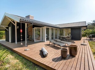 Stilfuldt sommerhus på flot naturgrund få minutters gang fra Vesterhavet