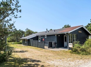 Velplejet sommerhus med sauna og populær adresse i Vorupør