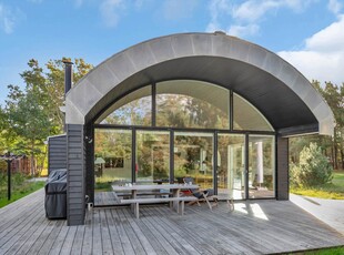 Arkitekttegnet sommerhus tæt på sandstrand