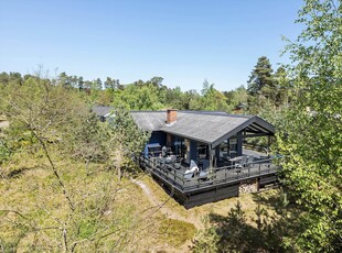 Dejligt sommerhus i træ. I populært område. Stor solrig terrasse