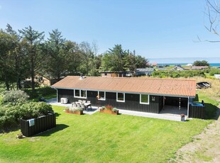 Flot renoveret sommerhus på naturgrund