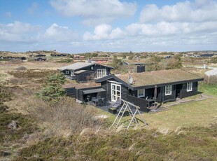 Hyggeligt feriehus beliggende på en dejlig og rolig klitgrund.