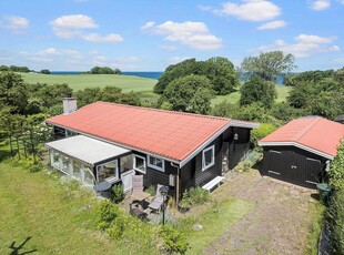 Hyggeligt og charmerende sommerhus på Røsnæs med havudsigt