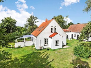 Lækkert ny istandsat hus med dejlig stor have beliggende kun 200 meter fra børnevenlig strand i Råbylille