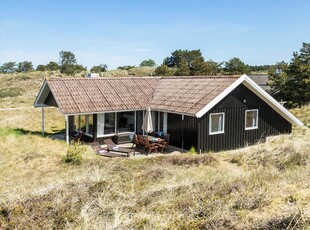 Lyst og indbydende sommerhus med plads til 8 – tæt på skov og strand