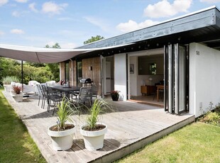 Renoveret sommerhus tæt på Saksild strand med skøn terrasse