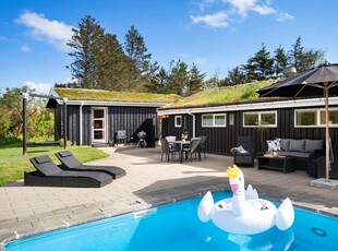 Rummeligt sommerhus med anneks og udendørs pool