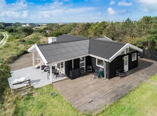 Stort og velindrettet træsommerhus i ugenerede og naturskønne omgivelser