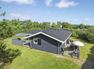 Velbeliggende sommerhus på stor grund for enden af rolig og blind vej