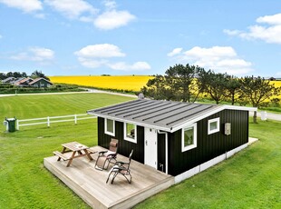 Velholdt og velindrettet Sommerhus belliggende på stor grund for enden af en rolig vej.