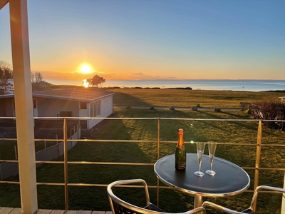 Fantastisk beliggende sommerhus i første række med anneks og direkte adgang til stranden på Samsø