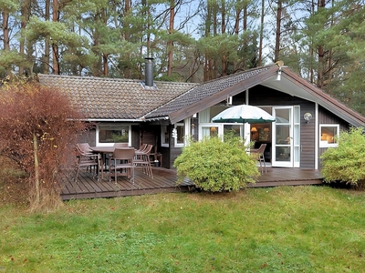 Skønt sommerhus beliggende i attraktivt område kun 800 m fra lækker sandstrand.