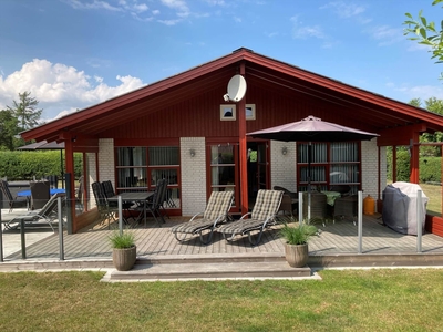 Velholdt sommerhus med skøn overdækket terrasse tæt på Dyngby Strand