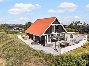 Dejligt sommerhus med udsigtsaltan og solrig terrasse