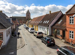 Idyllisk byhus beliggende i hyggelige Stege by tæt på vandet.