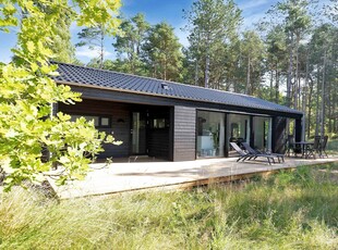 Lækkert sommerhus beliggende på skøn naturgrund nær Ellinge skov og strand .