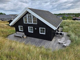 Moderne indrettet sommerhus for enden af lukket vej i Rindby