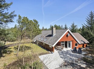 Personlig og hyggeligt indrettet sommerhus med infrarød sauna beliggende på en stor naturgrund.