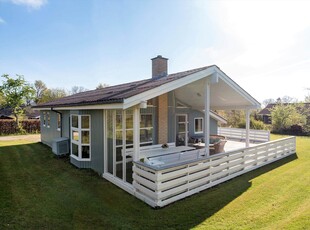 Stort velindrettet hus med spa og sauna nær skov og strand.