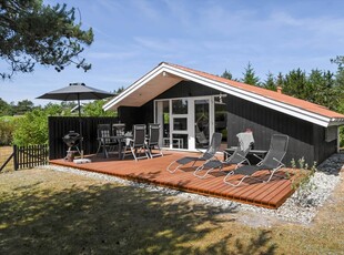 Velindrettet sommerhus i fredelige omgivelser ved Hemmet Strand