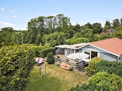 Skønt sommerhus med stor og lækker træterrasse samt fantastisk beliggenhed i Boderne