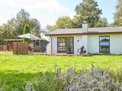 Hyggeligt sommerhus med dejlig terrasse og shelter