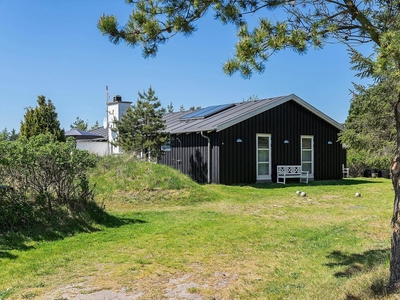 Lækkert sommerhus på fredfyldt naturgrund med wellnessområde på terrassen