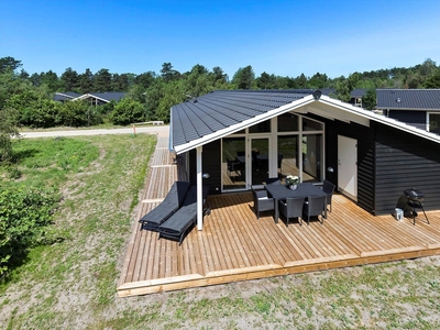 Nybygget sommerhus nær skøn sandstrand