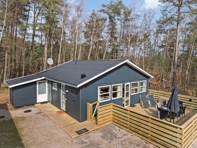 Nyrenoveret hus i Dueodde feriepark, med fælles pool og tæt på havet.