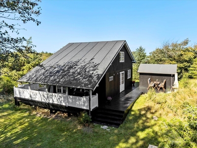 Sommerhus med charmerende indretning og skøn veranda