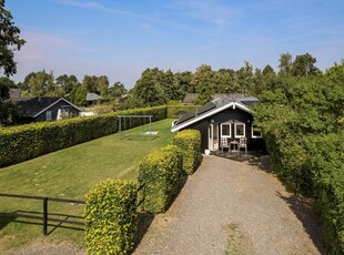 Dejligt feriehus med pool i naturskønne omgivelser på Reersø