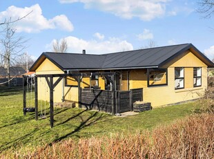 Dejligt sommerhus med stor indhegnet have ved Dyngby Strand